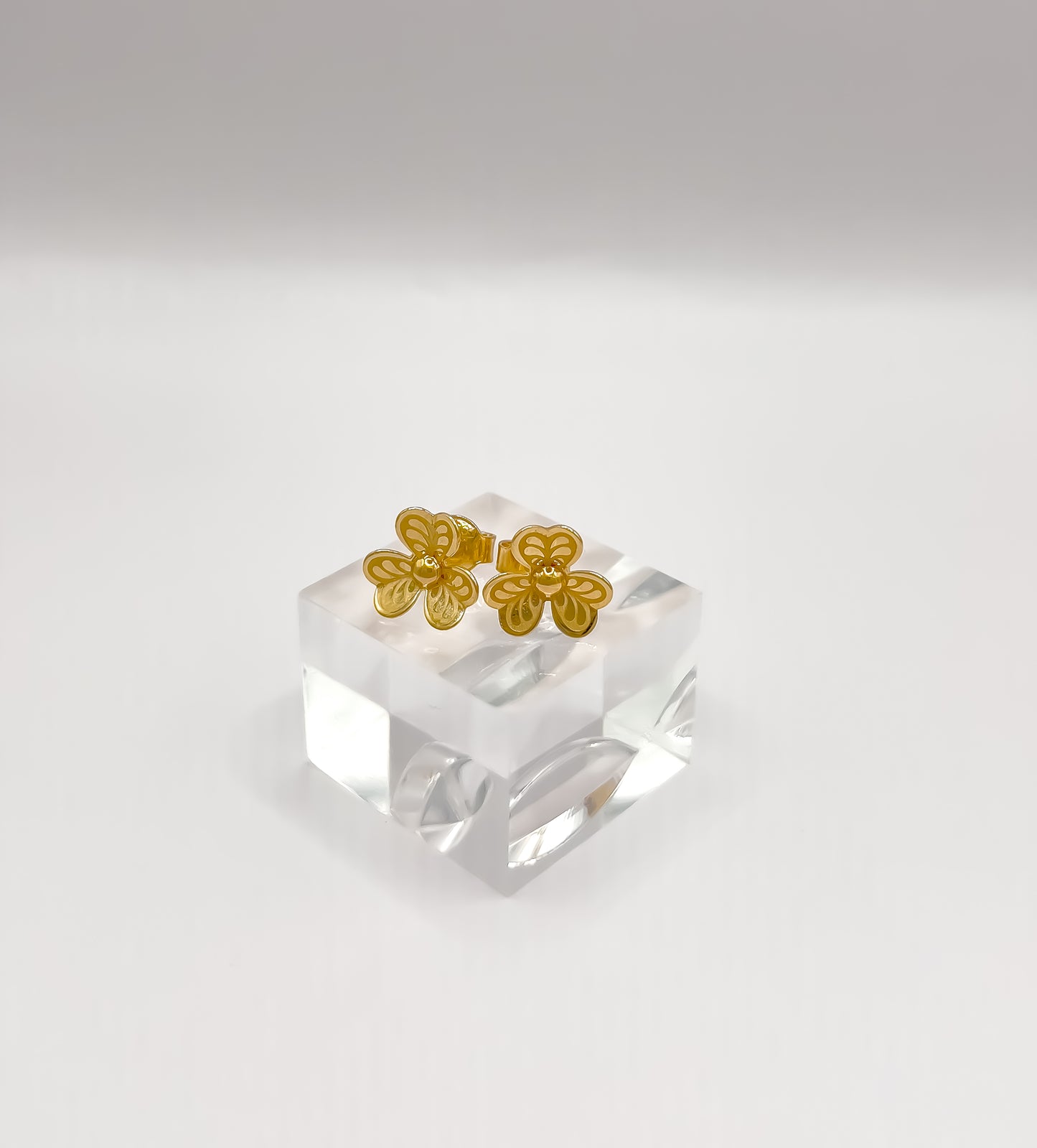 Danseuse 18ct Yellow Gold Three-Petal Flower Stud Earrings